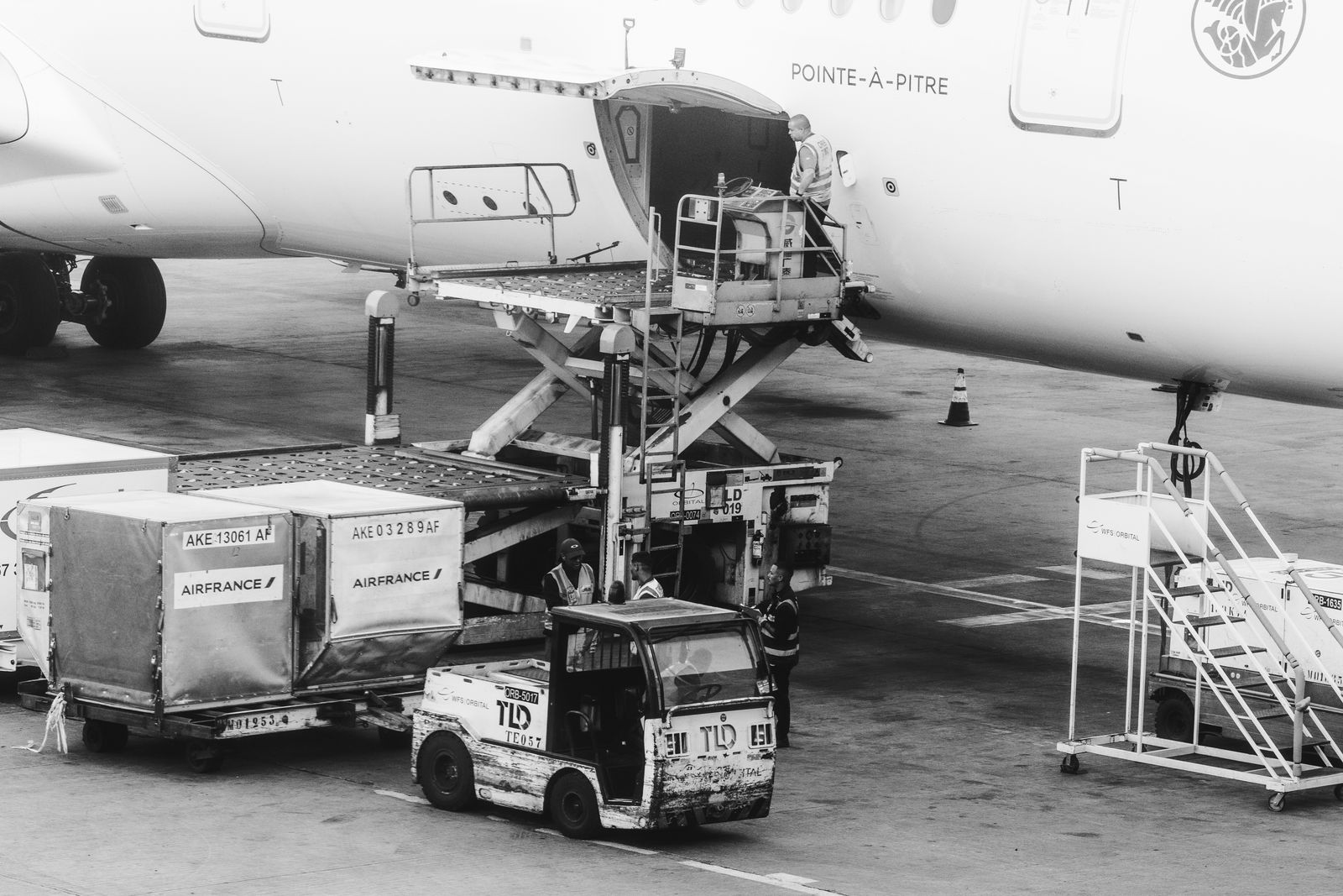 Aircraft cargo loading at an airport